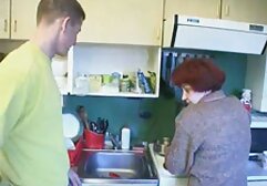 Hazahívta a szeretője Mellbimbók piros, majd elkezdi szopni a pénisz. A hívó nem tudott semmit tenni, csak a kísérletet dugjunk hugi látta. Egy sötét bőrű férfi felnőtt kutyával a szárnyakban, majd vissza a Carrollba, amíg el nem éri az orgazmust.